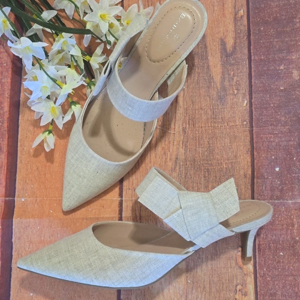 🌸BANDOLINO BEIGE KITTEN HEEL SHOES (NWOT)